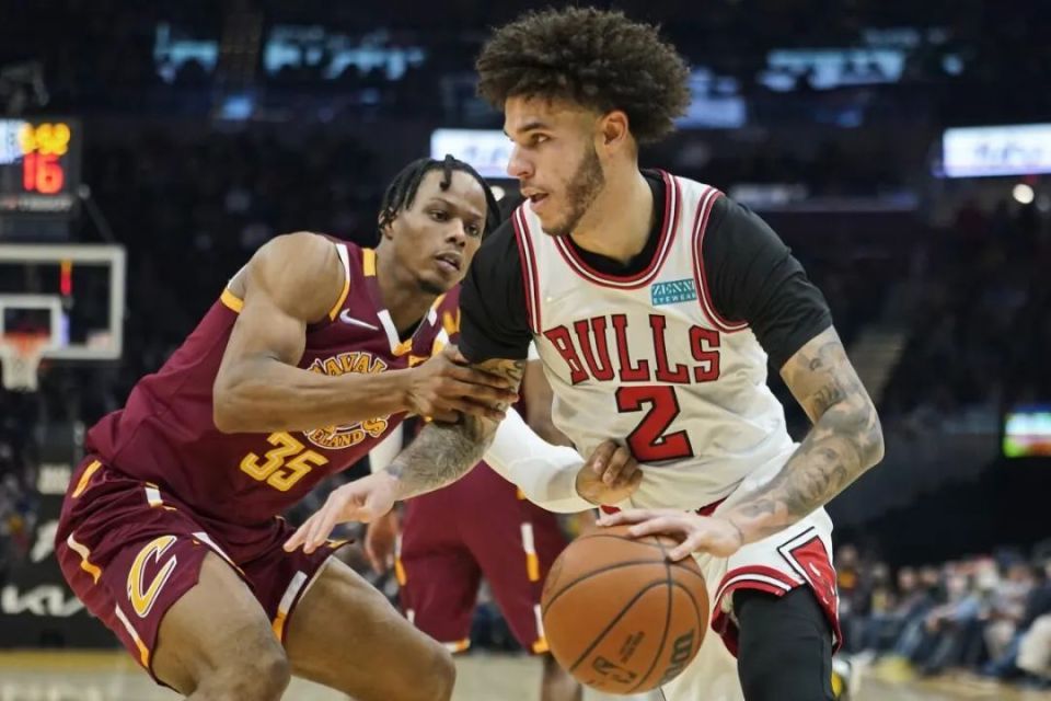 静观NBA - 骑士得到郎佐·鲍尔、公牛得到奥科罗，聊聊这两天的交易和签约