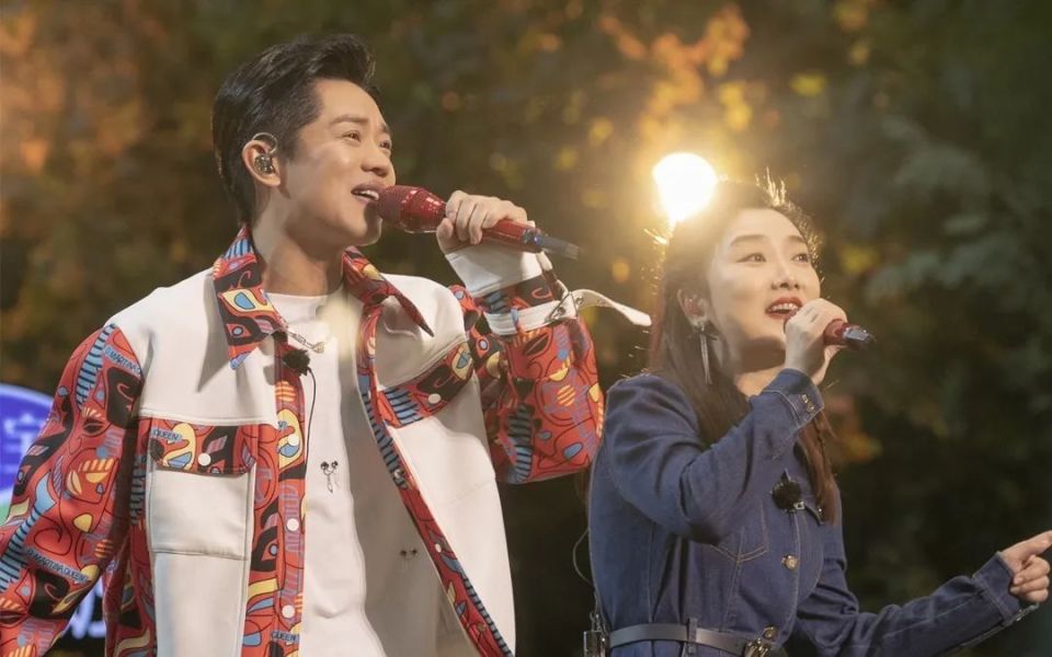 凤凰传奇演唱会上热搜,玲花和曾毅是怎么征服年轻人的?