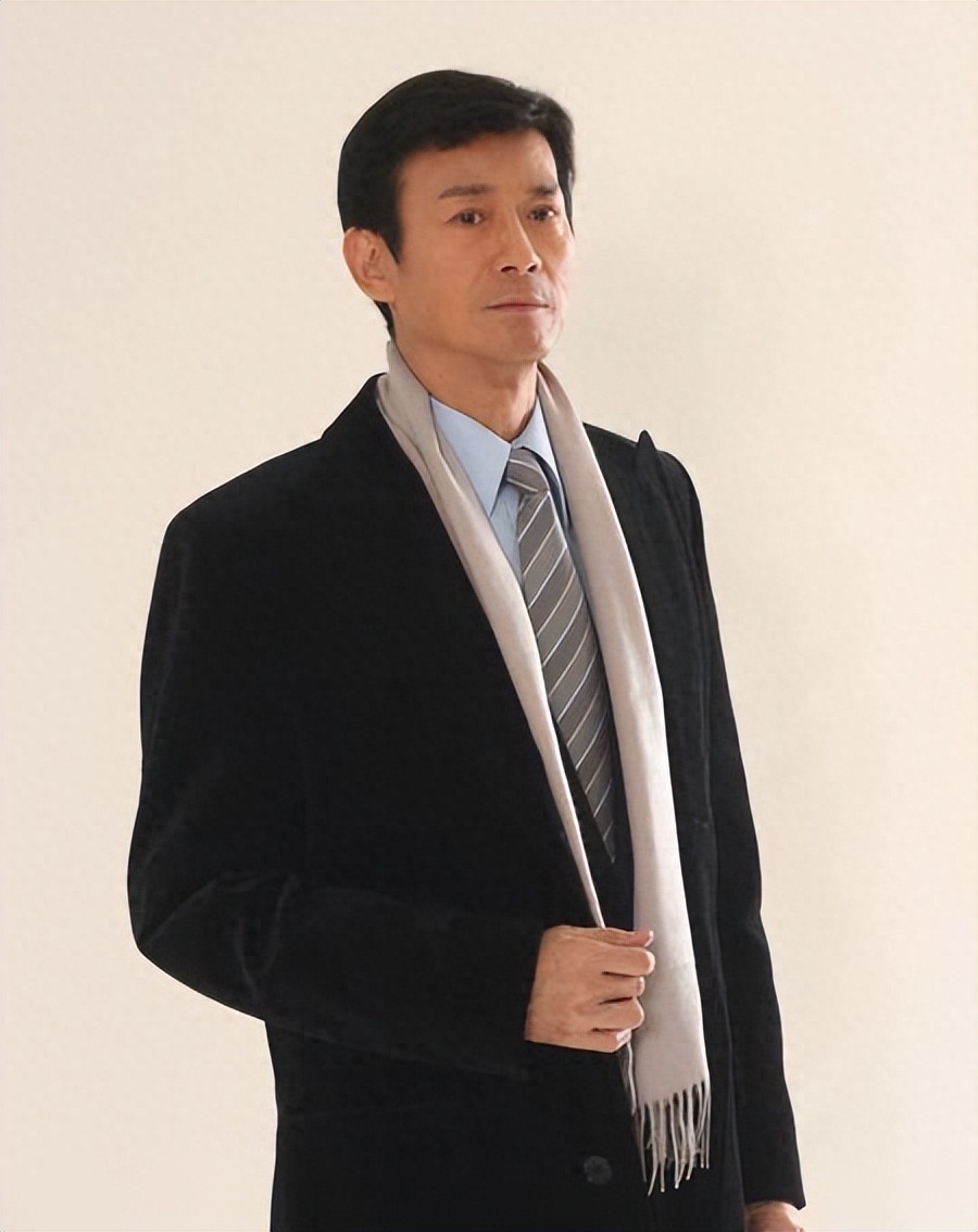 郑少秋55岁长女美国自杀,网友怒斥其不配当爸,现任妻子回应了_腾讯