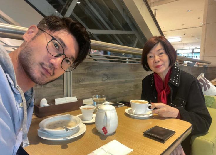 高宇桥母亲节晒与妈妈合照,面容慈祥略显苍老,高以翔粉丝送鲜花_腾讯