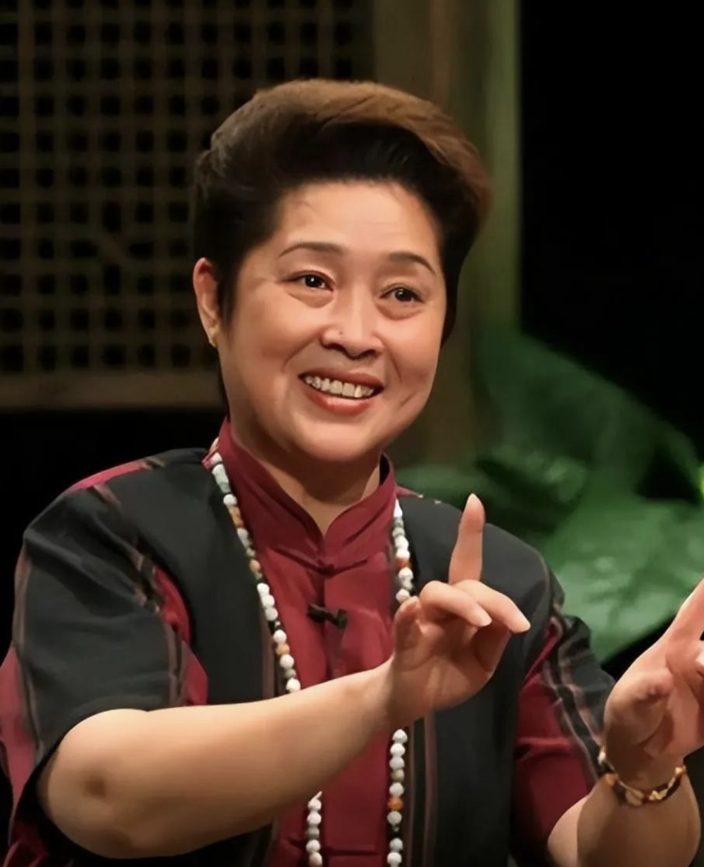 "刘三姐"黄婉秋:与儿子先后离世,遗言感动世人,丈夫依旧悲伤_腾讯新闻