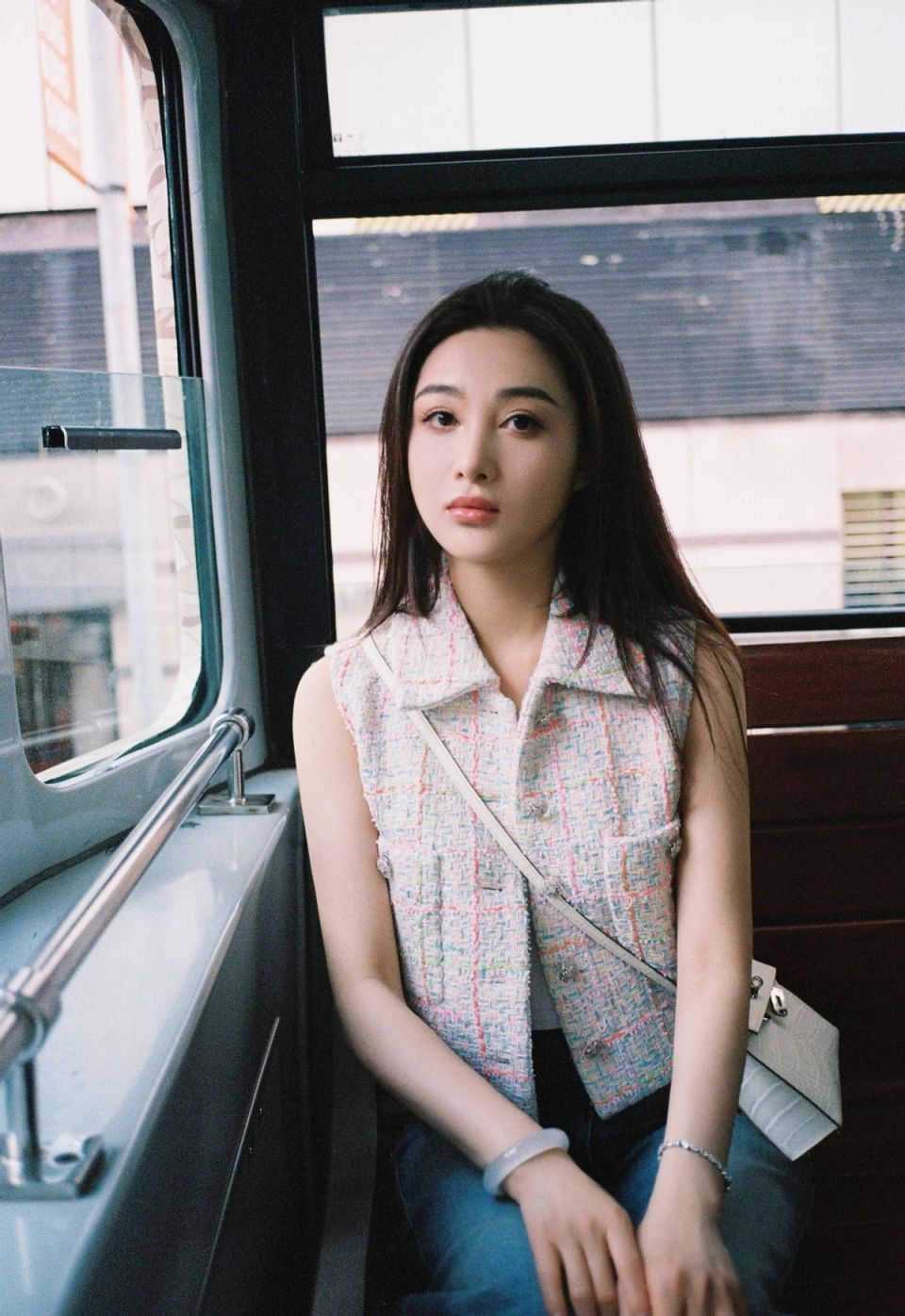 孙嘉璐片场搞怪,笑言是"戏精本尊"