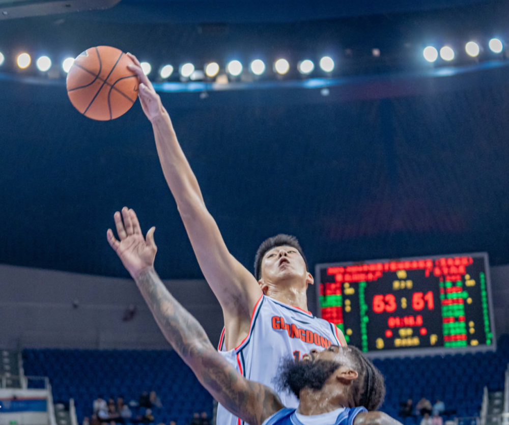 广东迎利好徐昕自信心回暖对抗超新星不落下风杜锋变阵成功