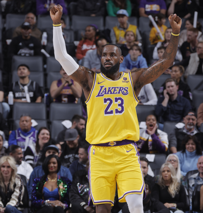 詹姆斯18 13 9里程悲:末节爆发仍惨遭横扫 16中6提前认输