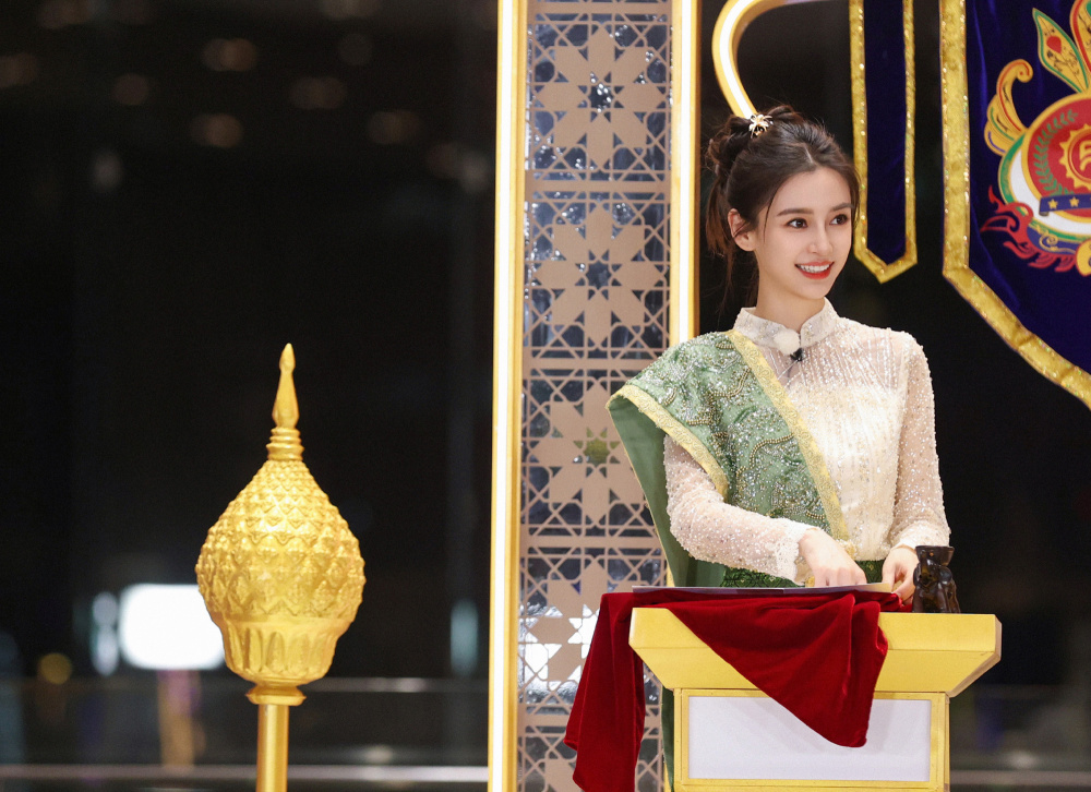 lisa法国之行上热搜,杨颖却再被"倒油",墙倒众人推让人唏嘘!_腾讯新闻