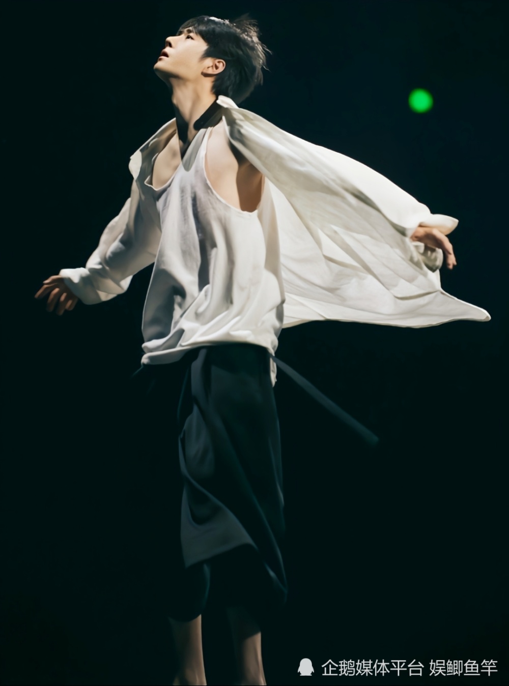 当红顶流王一博,舞台宛如一束光耀眼,内娱顶级舞者没错啦!插图3