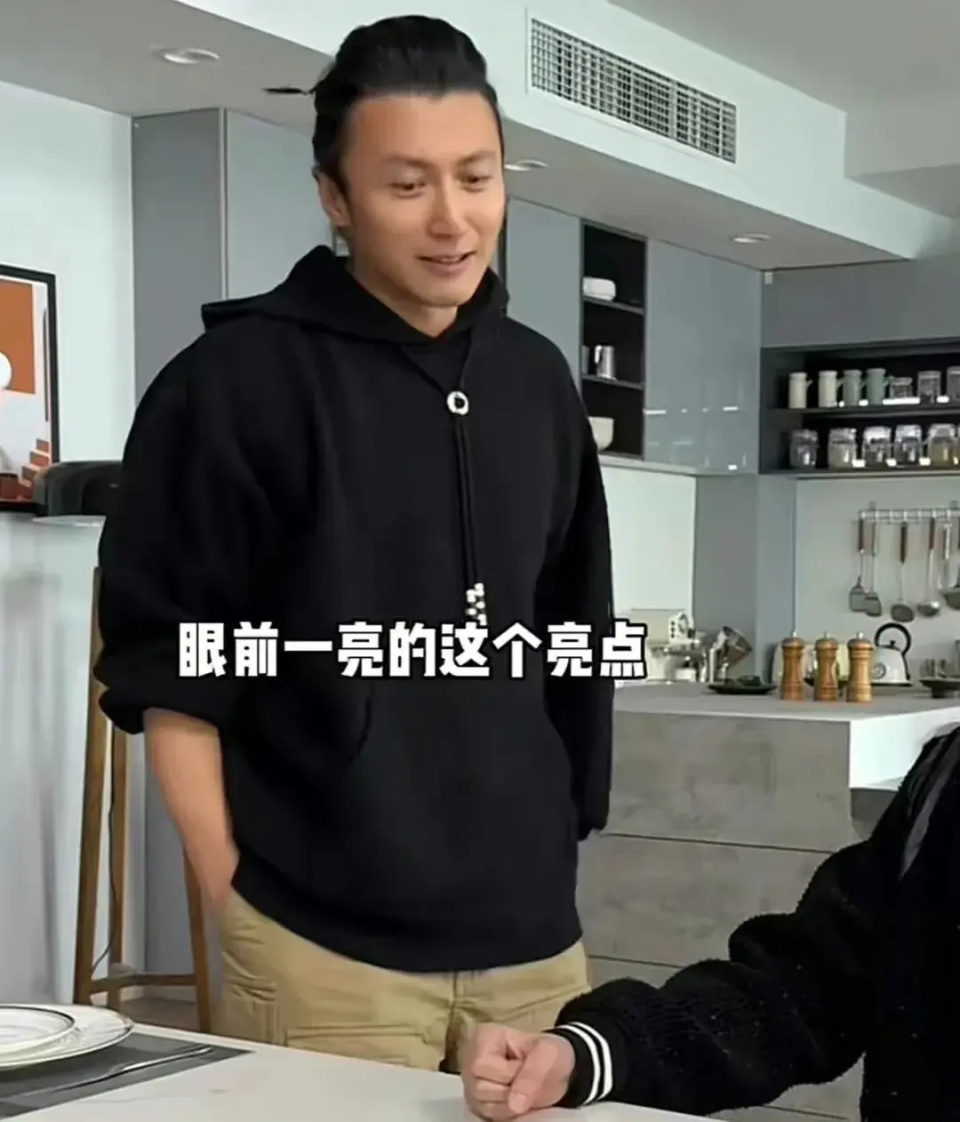 谢霆锋自降身价给网红做菜,反遭差评:菜做得很一般_腾讯新闻