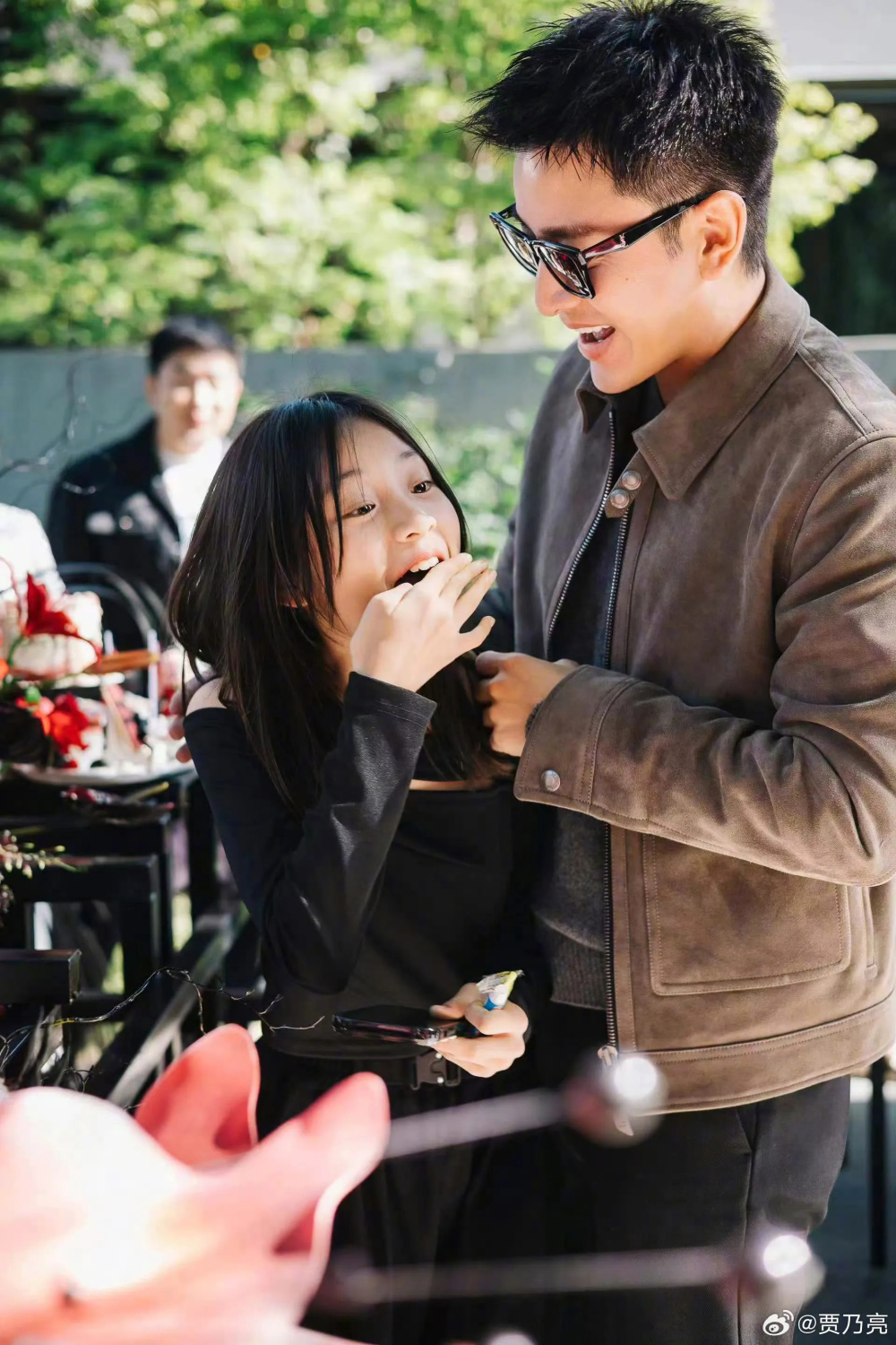 贾乃亮李小璐合体为女儿庆生,11岁甜馨漂亮像公主,笑得好开心_腾讯