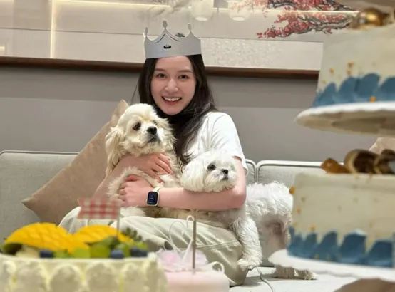 陈思诚小女友阮巨发文庆祝生日，脸部圆润，比同年龄人要成熟_腾讯新闻
