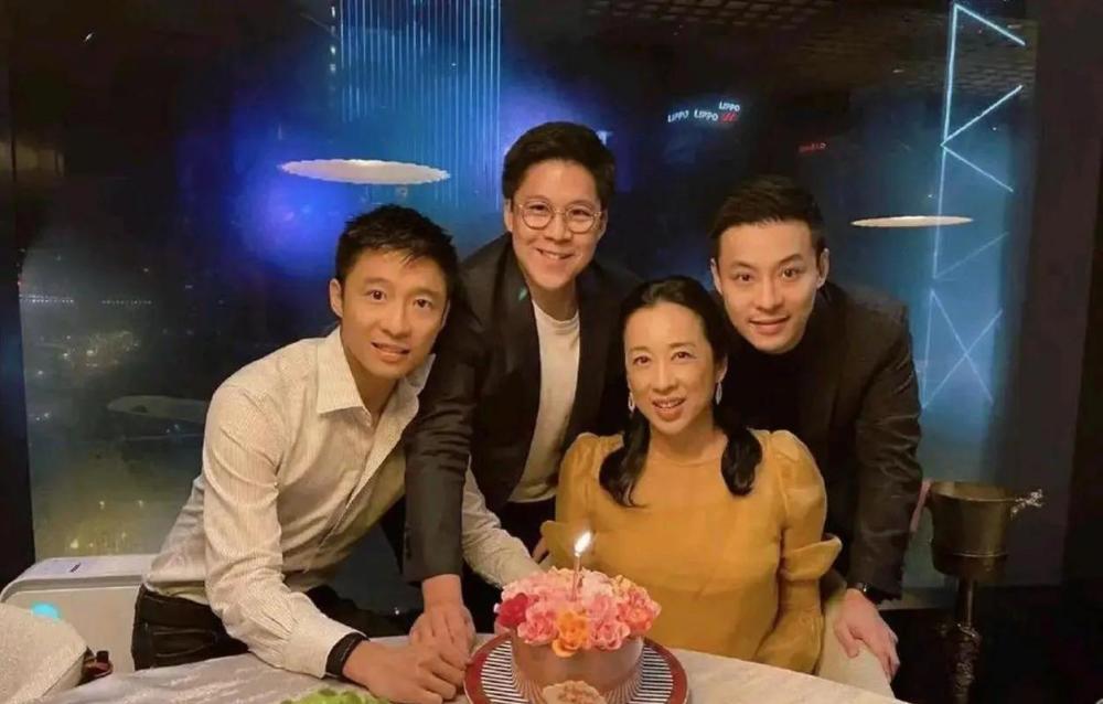 郭晶晶霍启刚一家爬长城,夫妻分工合作完美,4岁小女儿软萌可爱_腾讯