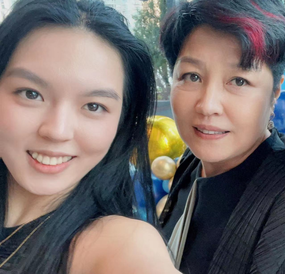 照片中的细节来看,母女二人身上的服饰和随身物品价值不菲,尤其是哈文