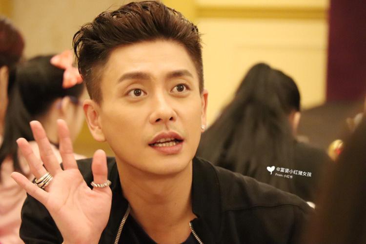 43岁黄宗泽江苏捞金,直接趴地上卖力表演,被曝收钱有求必应_腾讯新闻