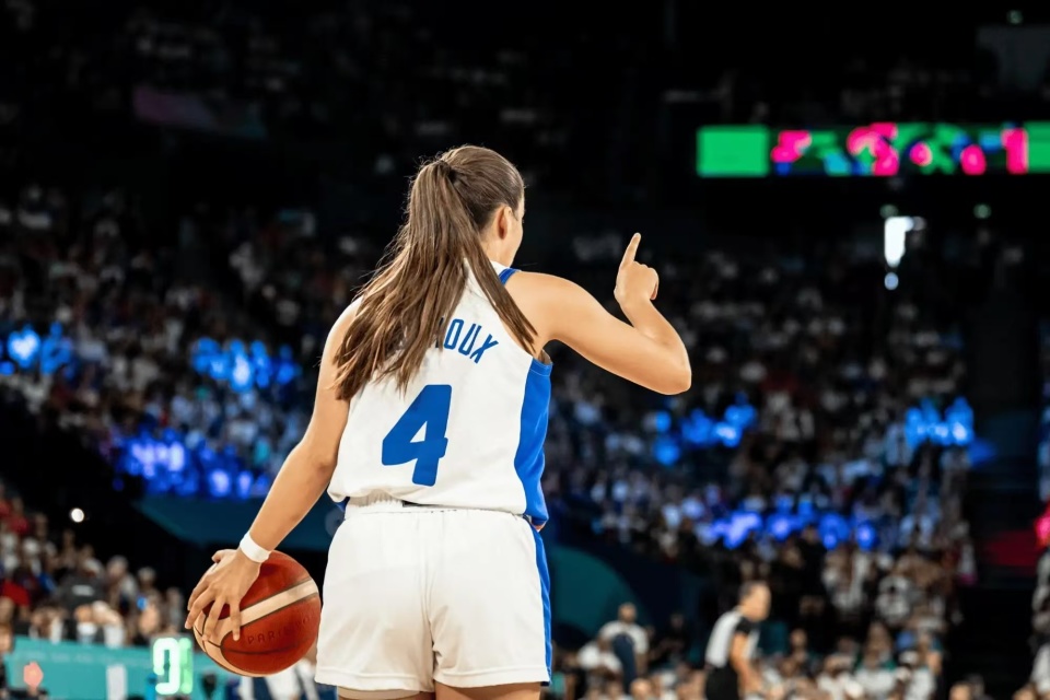 美国女篮险胜摘金,豪取奥运八连冠,40金追平中国队