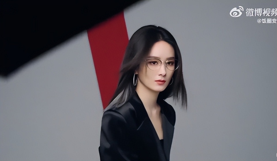 赵丽颖银白挑染又酷又飒,黑色墨镜加皮衣,谁看了不直呼老公!