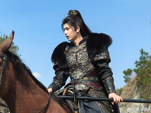 張凌赫撕拉片被疑P圖？攝影師回應：不能因為我拍得太好就說是P的 - 