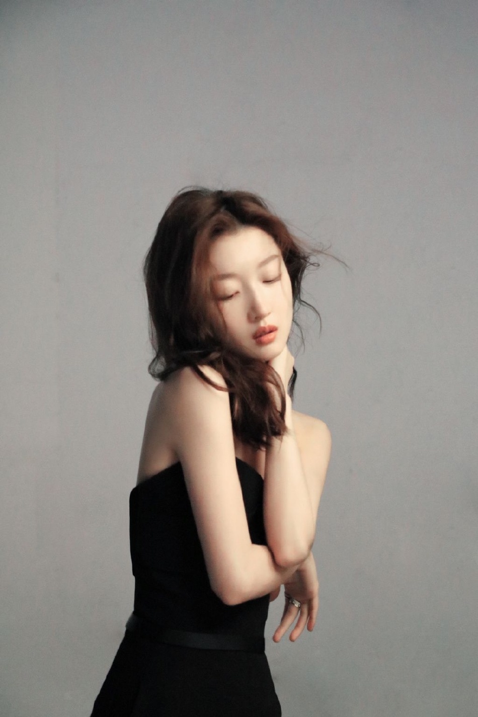 近日,周冬雨工作室分享写真,照片中周冬雨身穿黑色抹胸裙小露香肩