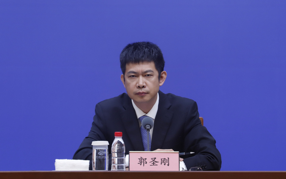 5月21日，山东省人民政府新闻办公室举行政策例行吹风会，邀请省工业和信息化厅负责同志、省财政厅负责同志等解读山东省“人工智能+制造”行动方案及政策措施。会上，潍柴控股集团有限公司党委委员郭圣刚介绍，近年来，潍柴坚定不移地将人工智能作为驱动企业高质量发展的核心新质生产力，系统性推进AI与高端装备制造业的深度融合，着力发展新一代智能制造。去年11月，潍柴成功入选全国首批“领航级智能工厂”培育名单，代表