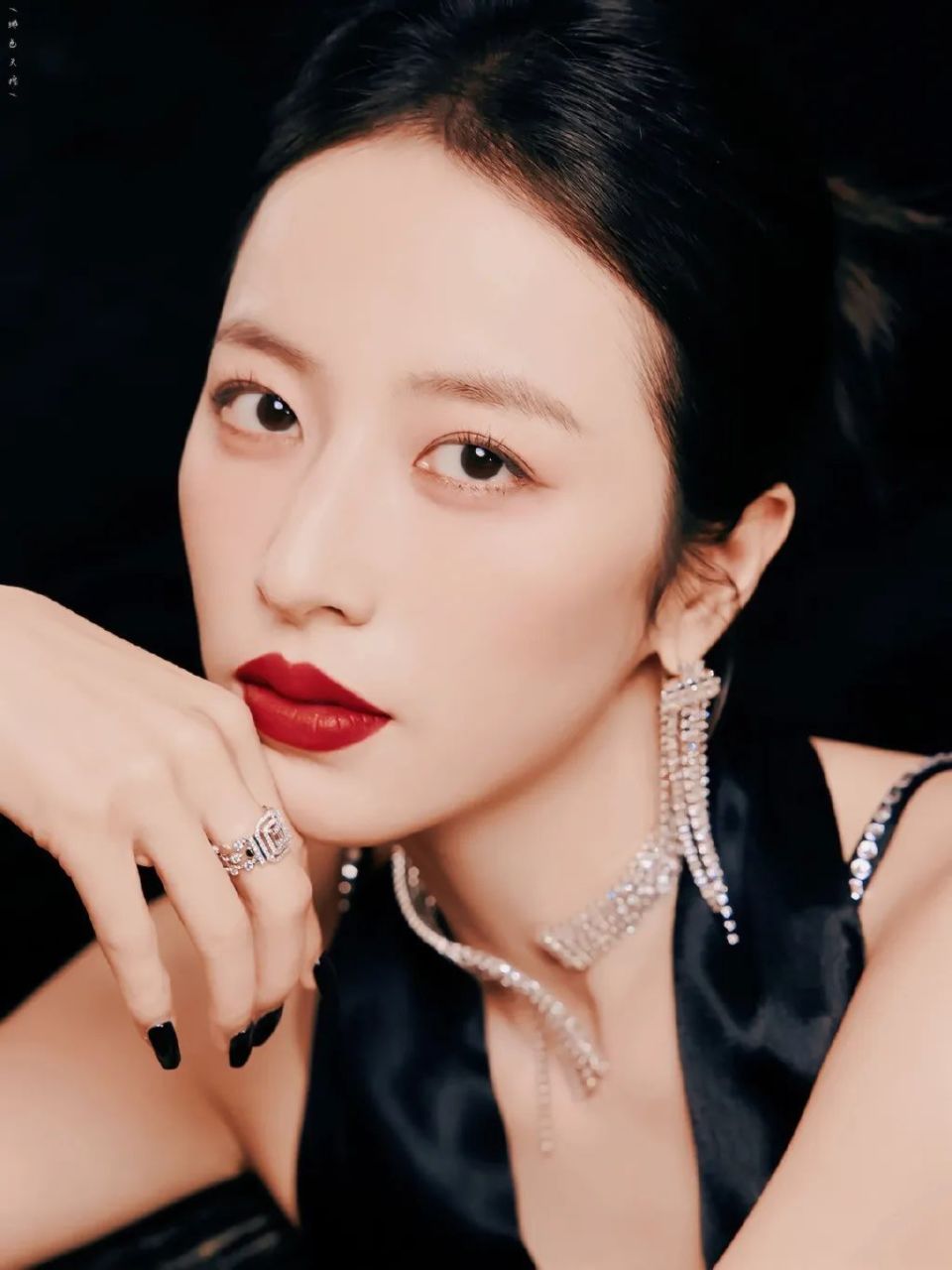 周雨彤明艳风造型亮相巴黎时装周深v露背黑裙神秘又性感和日常反差好