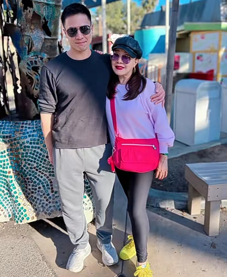 安志杰一家定居美国,歌手妈妈罕露面气质好,模特妻子身材出众_腾讯