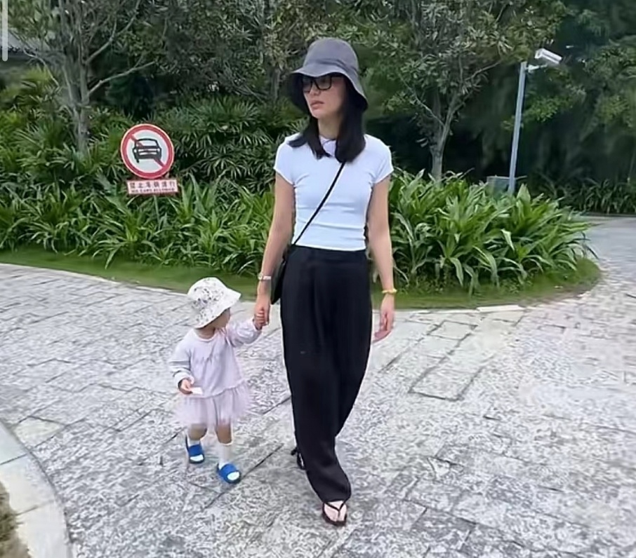 李亚鹏娇妻独自带婆婆妈妈旅行,2岁夏夏成团宠,祖孙三代超有爱