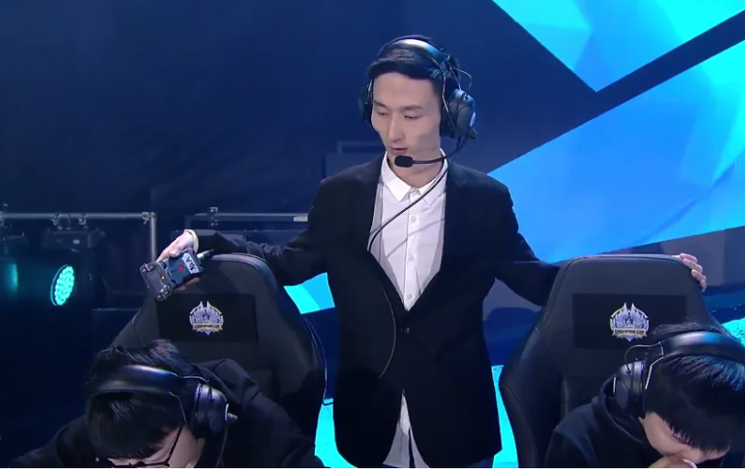 而awoke教练在小玖事件当中力挺啊泽,显然也没有了回ag的可能性