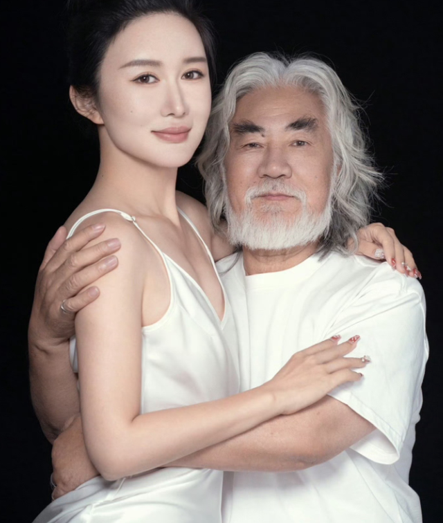 张纪中与杜星霖拍摄写真,女方依偎在男方怀中,两人年龄差31岁_腾讯