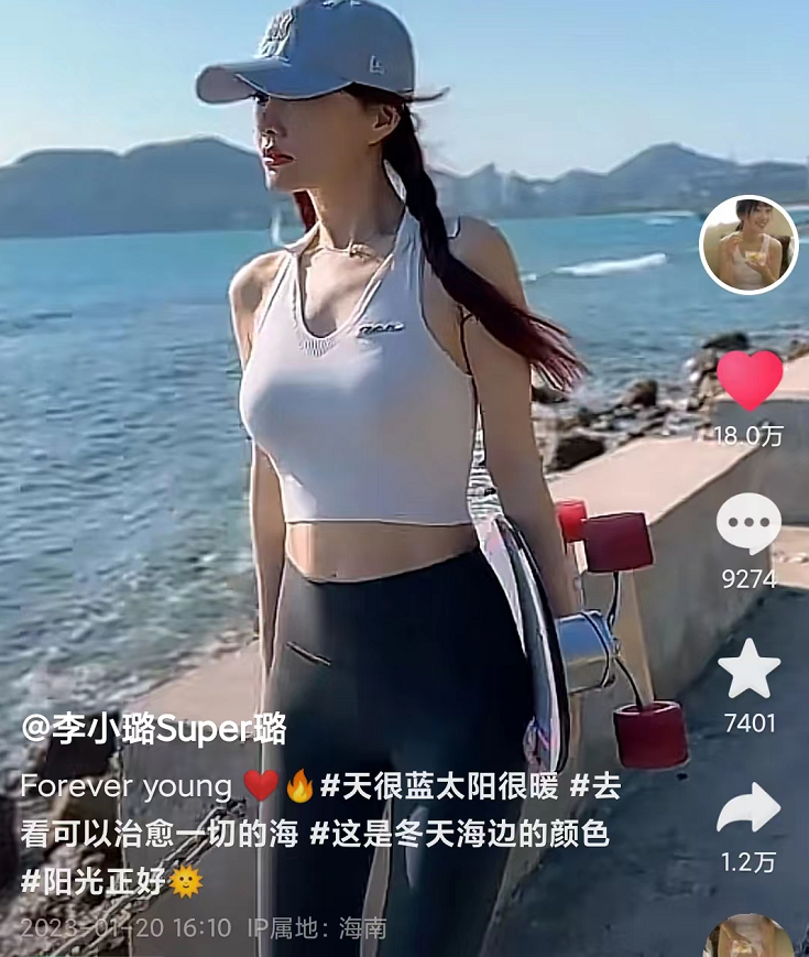 只见她穿着小背心和紧身裤,头戴棒球帽,造型充满运动风.