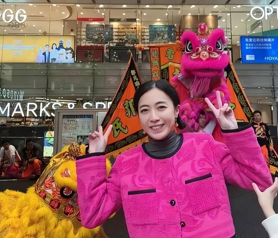 甘比参加旗下商场过年活动,拿百万给员工发红包_腾讯新闻