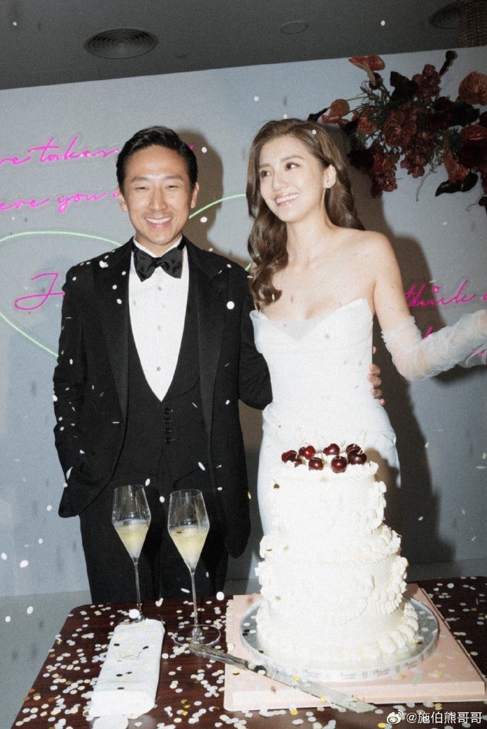 吴千语晒婚纱照官宣结婚,与老公施伯雄甜蜜拥吻,计划明年办婚礼