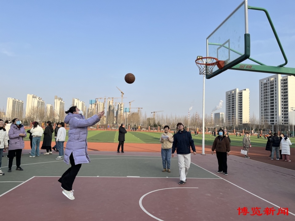 3月7日,为庆祝"三八"国际妇女节,淄博高新区华侨城小学组织了丰富多彩