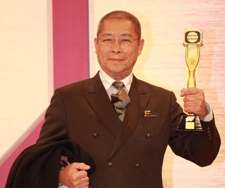 吴镇宇父子探望刘兆铭91岁老戏骨满头白发精神好称仍想再演戏