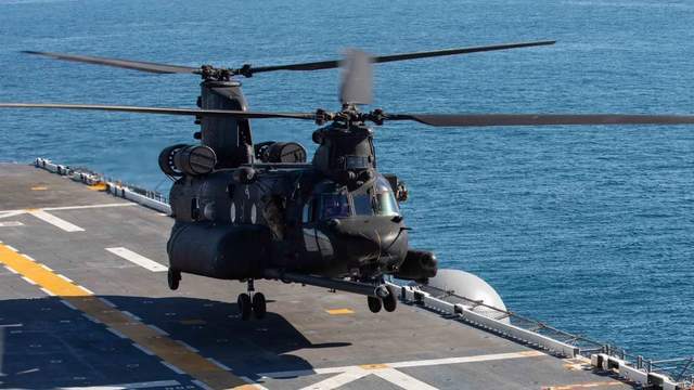 ������Ѻ�����֣���������һ��Χ�ۣ�