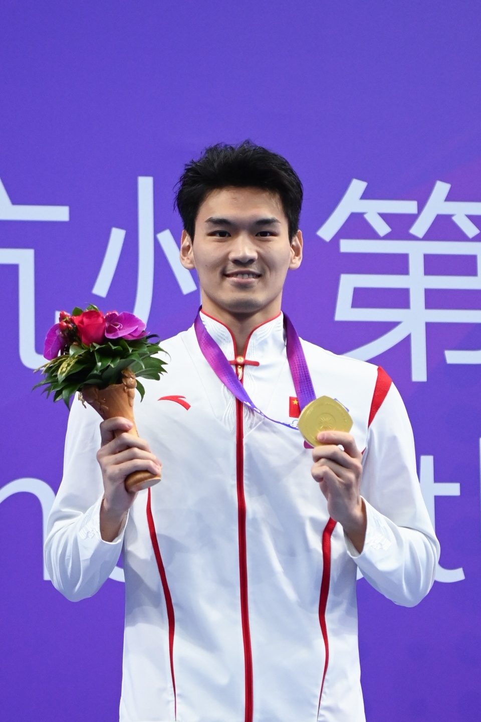 徐嘉余亚运50米仰泳再夺冠赛前观众尖叫呐喊助威