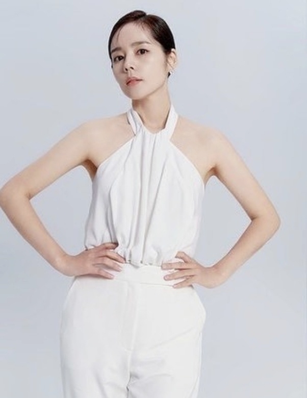 公开的照片中,韩佳人身穿一套白色挂脖领和宽松裤的搭配,摆出各种迷人