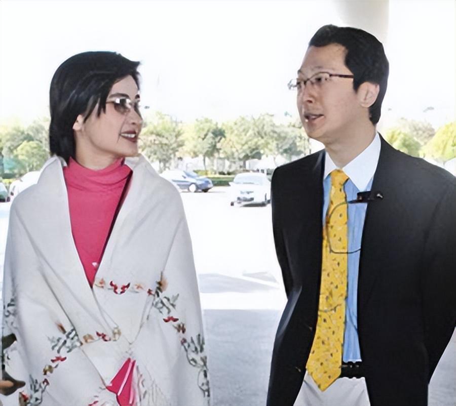 著名主持人吴小莉晒全家福富豪老公罕露面20岁女儿长腿吸睛