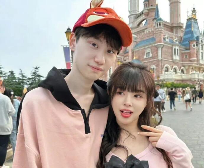 doinb想回国复播让糖小幽先回国试探一下飞机就被带走