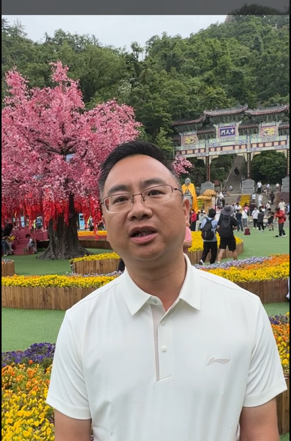 老君山景区副总经理周向毅今年40多岁的背山工杨文超是陕西汉中市宁强