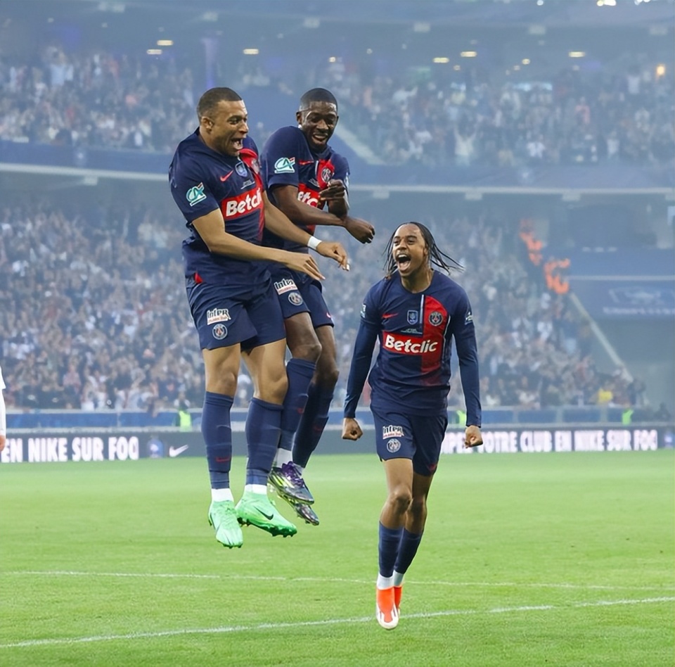 杯赛决战夜:曼联2-1曼城夺冠 勒沃库森1-0加冕双冠 巴黎2-1捧杯