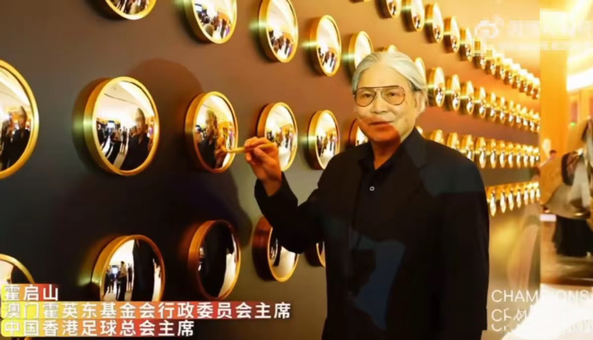 霍家辦體育基金晚宴，郭晶晶挨着李寧站C位，她穿黑色連衣裙很大氣 - 