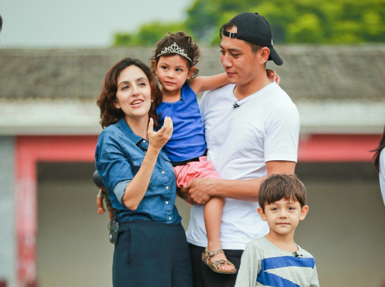 刘烨老婆带儿女出游,诺一又黑又壮,霓娜神似baby,美貌动人_腾讯新闻