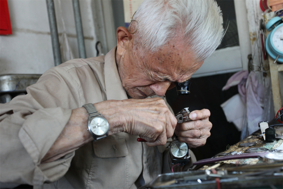 西安百岁修表匠:退休后开钟表修理店,100岁还伏案修表,堪称奇迹