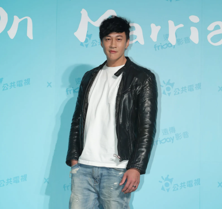 何润东遭遇意外车祸,180万跑车被撞受损严重,同车乘客已送医_腾讯新闻