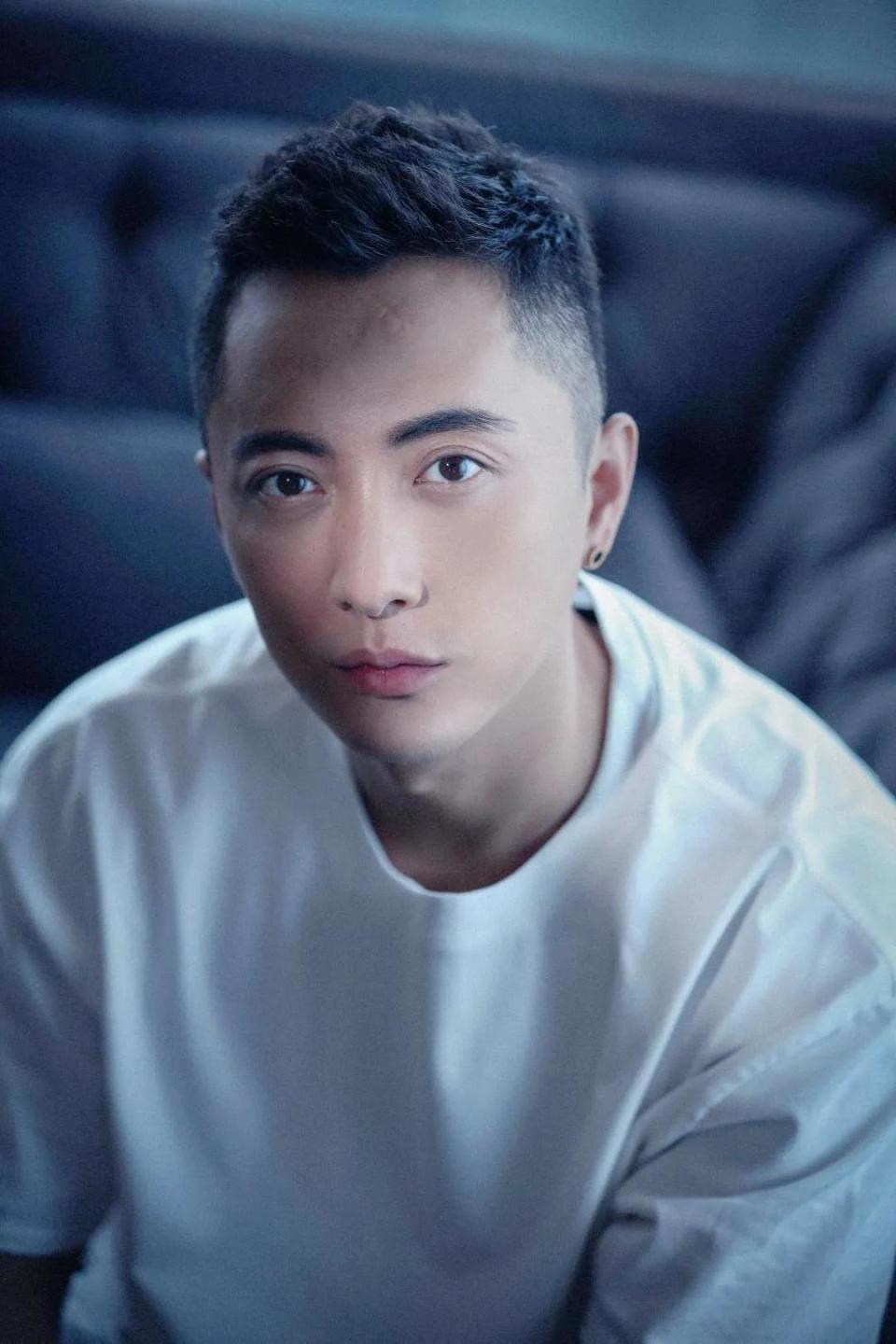 贾景晖:凭《庆余年》出圈,从校服到婚纱,妻子是演员,有女12岁