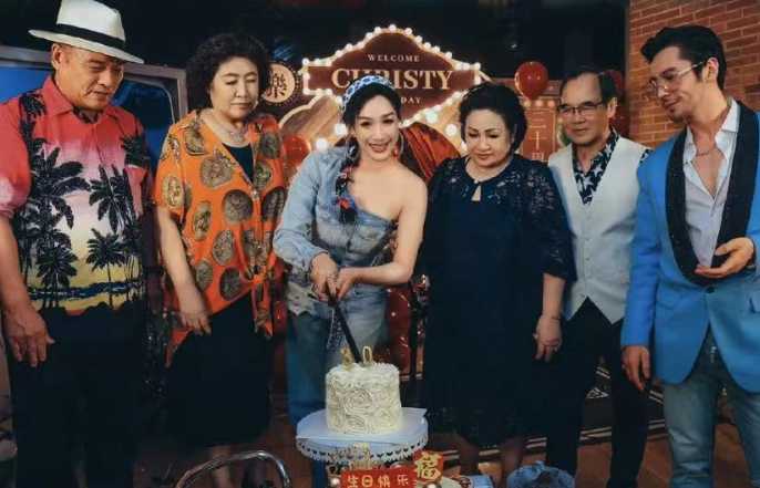 除了小家庭的合照外,钟丽缇也有晒出与父母以及公婆合照,合照中为了