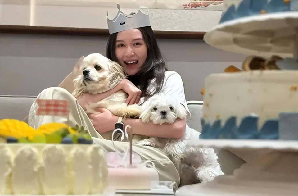 陈思诚小女友阮巨发文庆祝生日，脸部圆润，比同年龄人要成熟_腾讯新闻