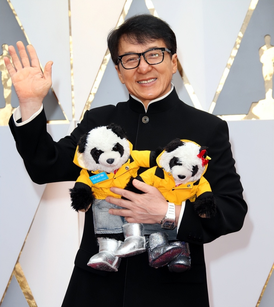 只是已经70岁的成龙,在很久前就说过自己的身体状况不佳,长期靠药物