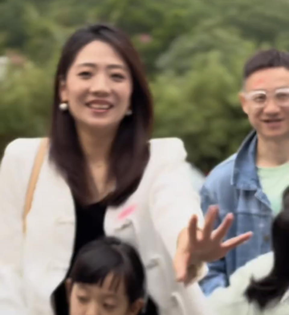 体育界团建,61岁李宁老得认不出,陈一冰未老先胖,李安琪脸却垮成蜡像_