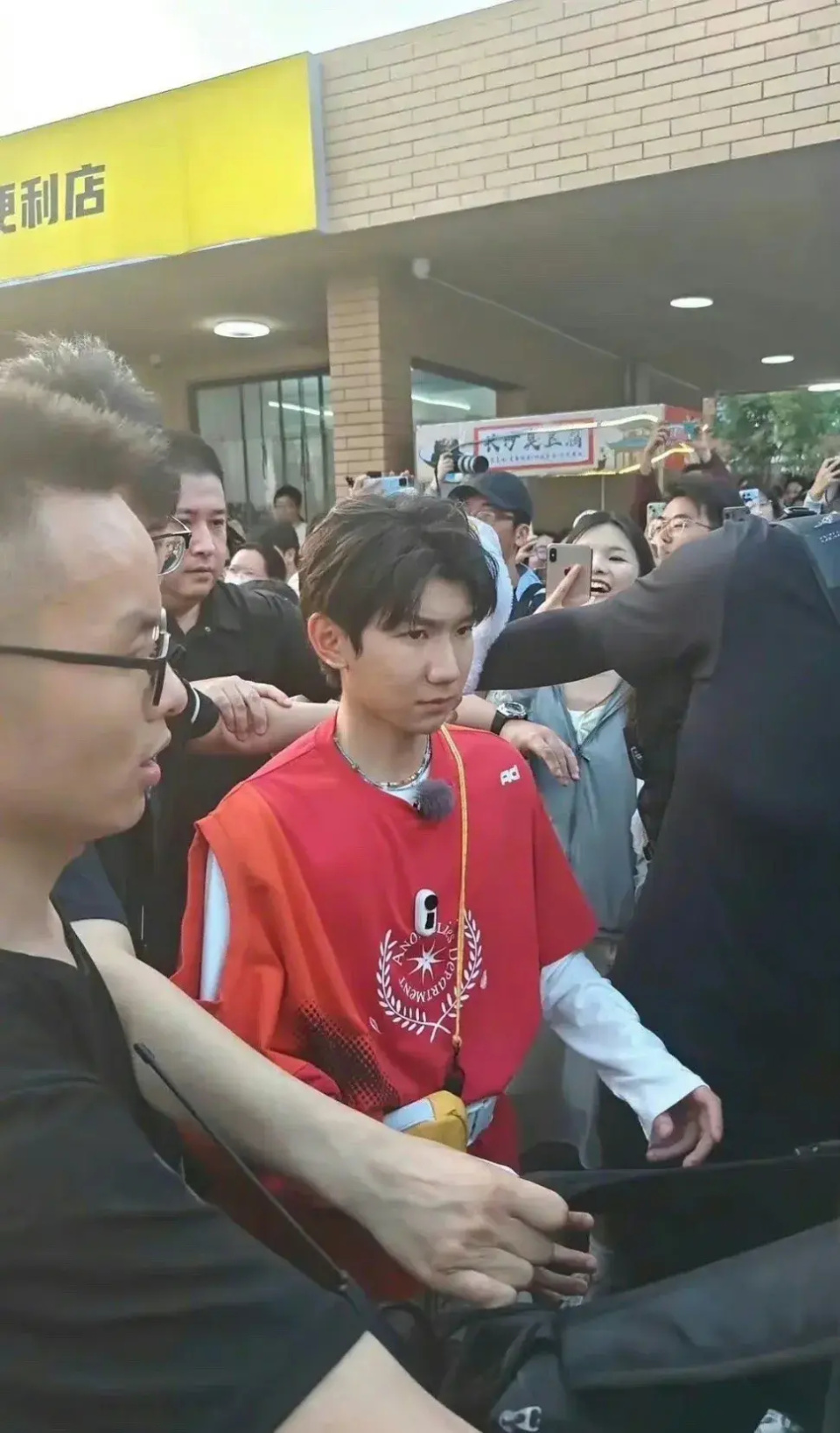 王源生图状态引热议！脸部浮肿、痘坑明显，满脸沧桑像几天没睡觉_腾讯新闻