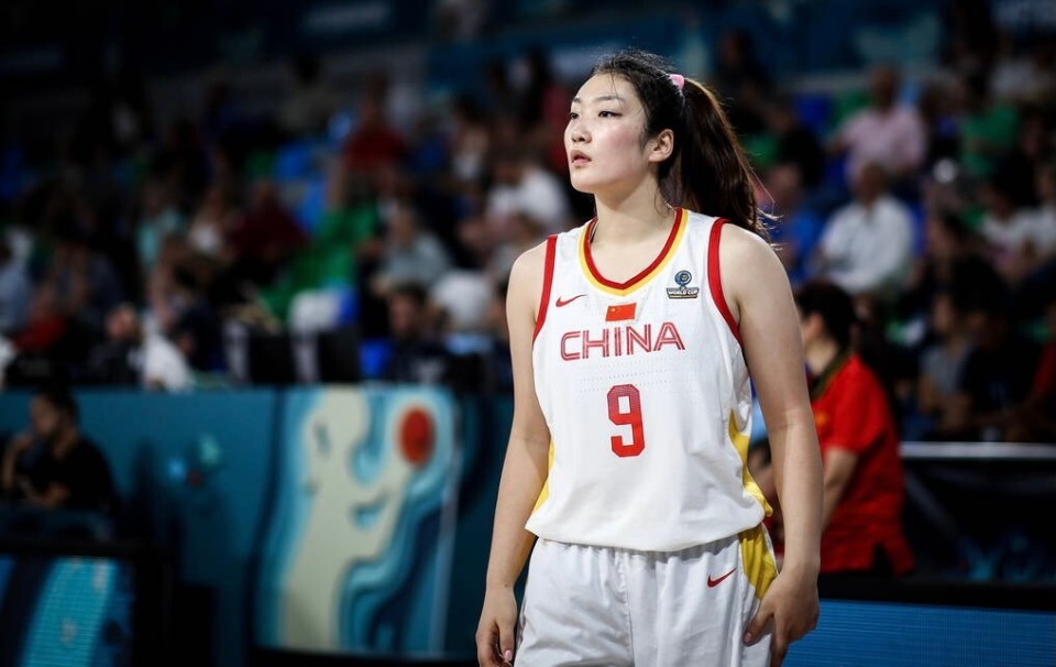 李梦亮相WNBA球馆！拍照露甜美笑容：摆脱丑闻影响 张隆一路相伴_腾讯新闻