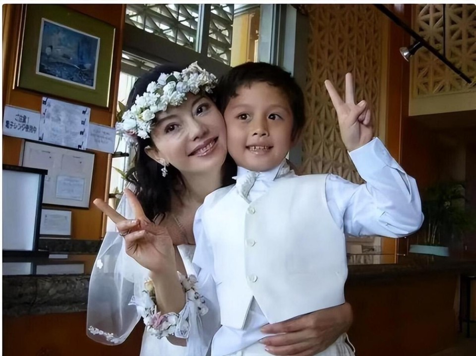 真是个苦命人,儿子在泰国精神病院被病友打,狄莺护犊子迁怒旁人